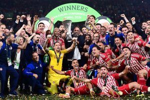 Các cầu thủ Olympiacos mừng chức vô địch UEFA Conference League