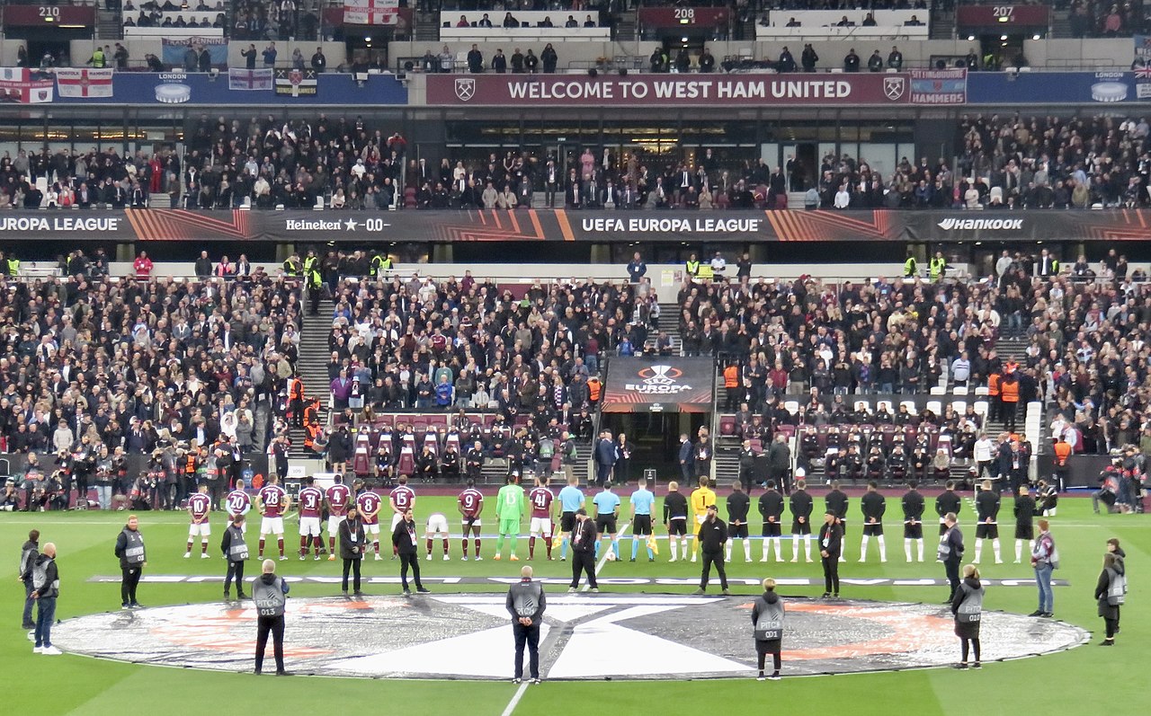 Các cầu thủ Eintracht Frankfurt thi đấu trên sân