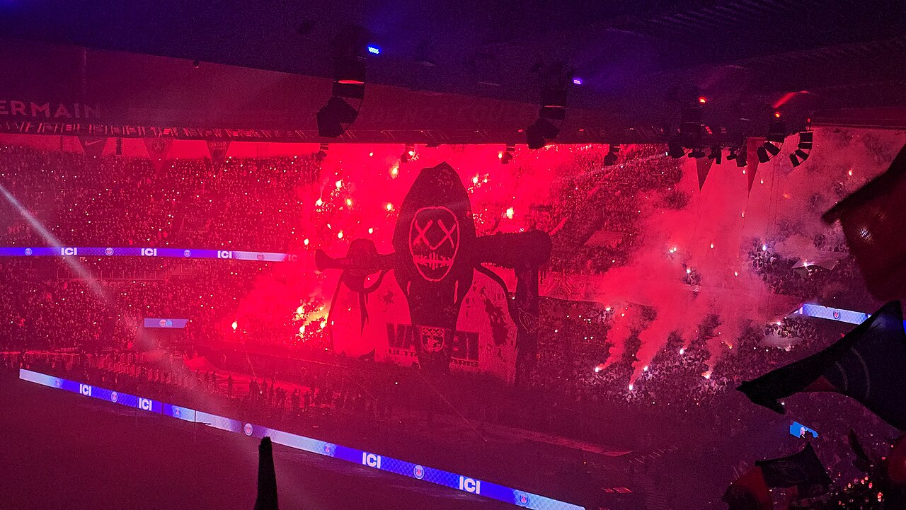 Cầu thủ Paris Saint-Germain thi đấu trong màu áo đỏ xanh