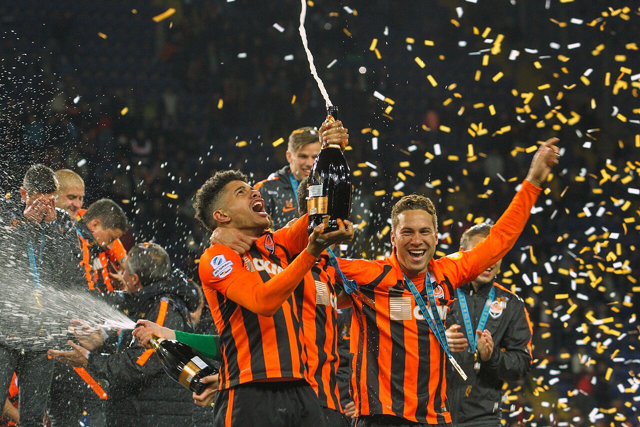 Cầu thủ Shakhtar Donetsk ăn mừng chiến thắng
