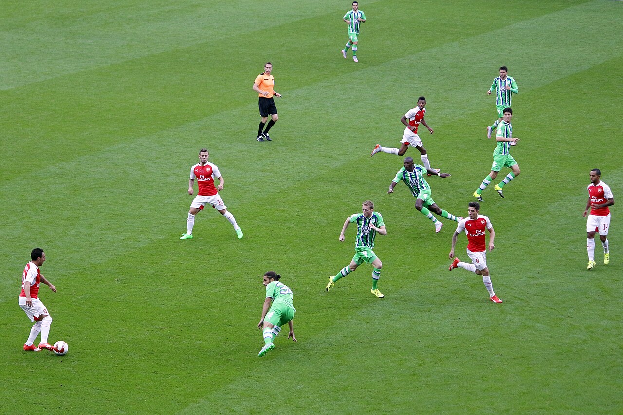 Các cầu thủ VfL Wolfsburg thi đấu trên sân