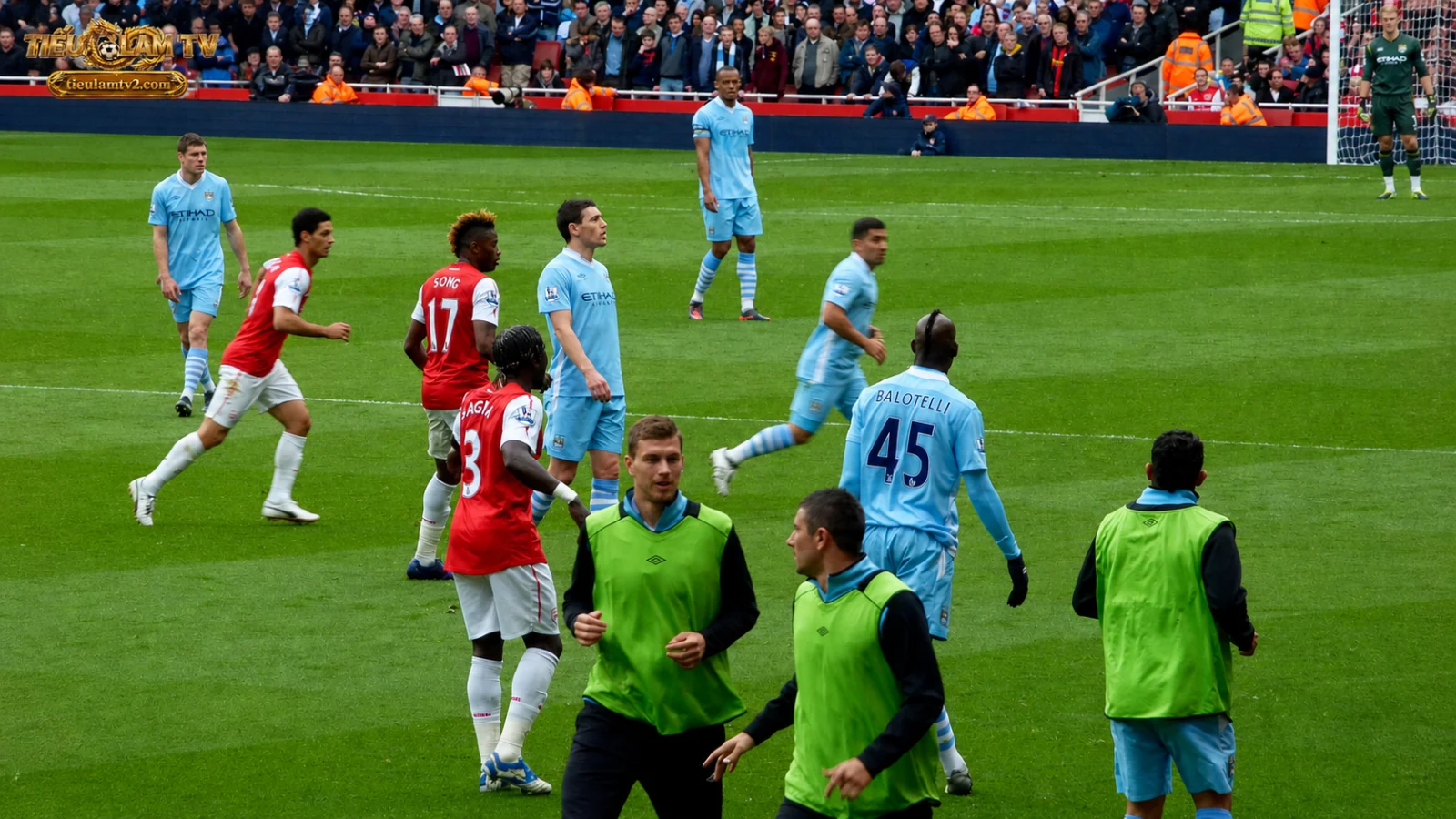 Arsenal đối đầu Manchester City trong một trận đấu trước đây