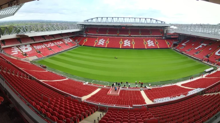Toàn cảnh sân Anfield nhìn từ khán đài chính