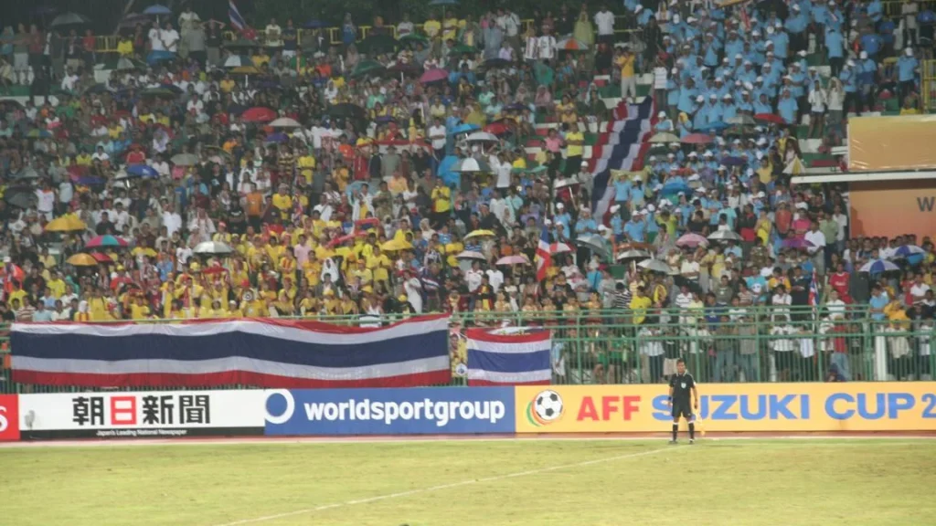 Cầu thủ tranh bóng trong trận đấu thuộc AFF Suzuki Cup