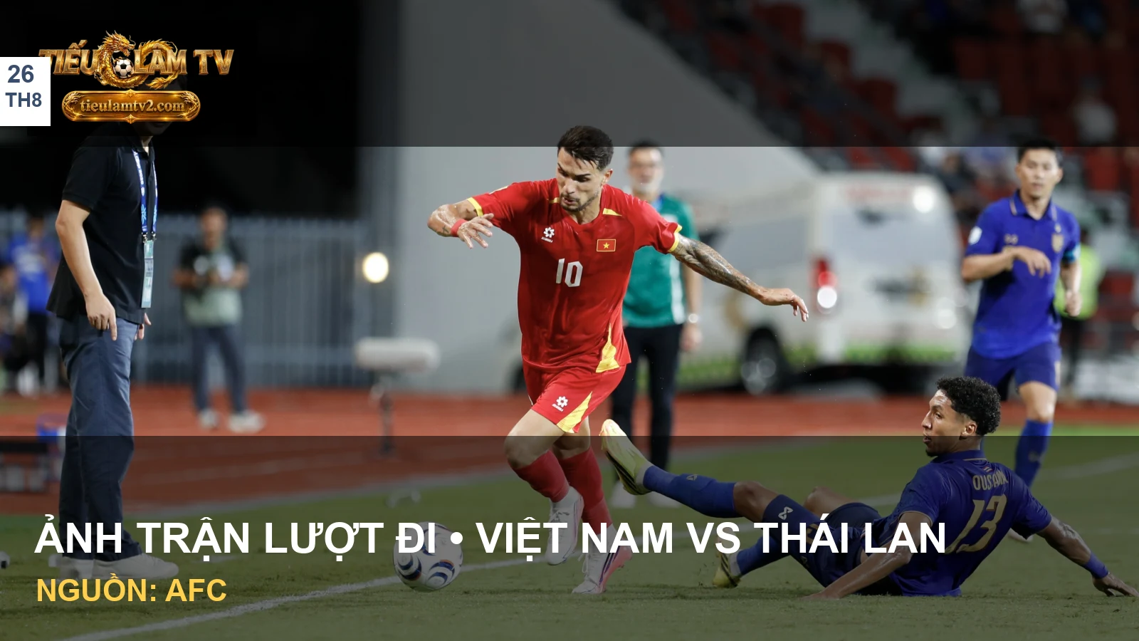 Cầu thủ Thái Lan tranh bóng với cầu thủ Việt Nam ở ASEAN Cup 2026