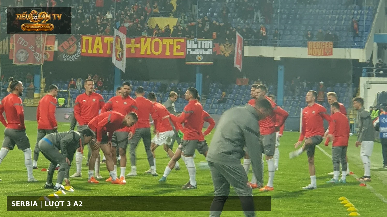 Các cầu thủ Serbia khởi động