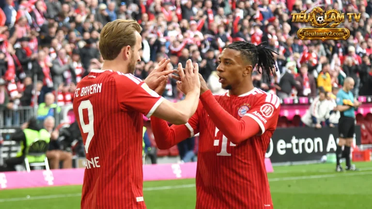 Kane và Olise giơ tay ăn mừng trong màu áo đỏ Bayern