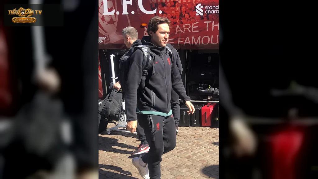 Federico Chiesa trong trang phục Liverpool trước trận gặp Fulham ngày 6/4/2025