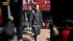 Federico Chiesa trong trang phục Liverpool trước trận gặp Fulham ngày 6/4/2025
