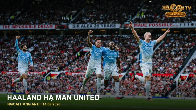 Các cầu thủ Manchester City ăn mừng bàn thắng vào lưới Manchester United