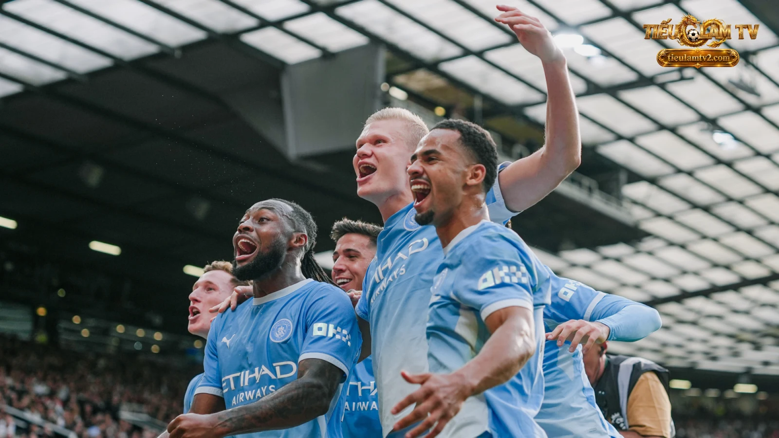 Haaland và đồng đội Manchester City mừng chiến thắng derby