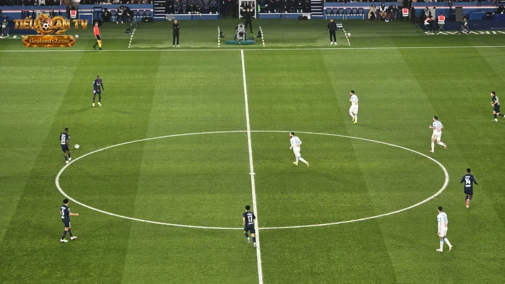 Cầu thủ PSG và Marseille trong trận Ligue 1