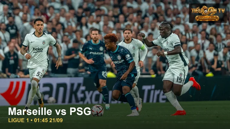 Cầu thủ Marseille triển khai bóng trước trận PSG
