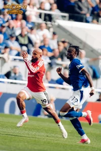 Bryan Mbeumo trong màu áo MU thi đấu trước cầu thủ Everton