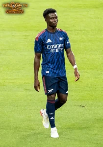 Bukayo Saka mặc trang phục khởi động Arsenal trên sân, ảnh tư liệu năm 2025
