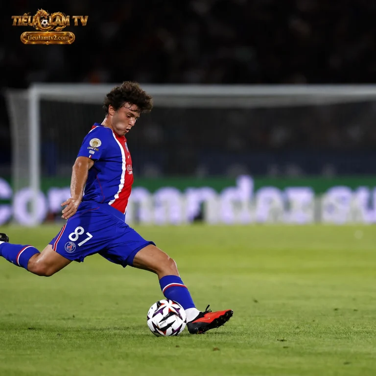 João Neves thực hiện động tác chuyền bóng trong trang phục PSG