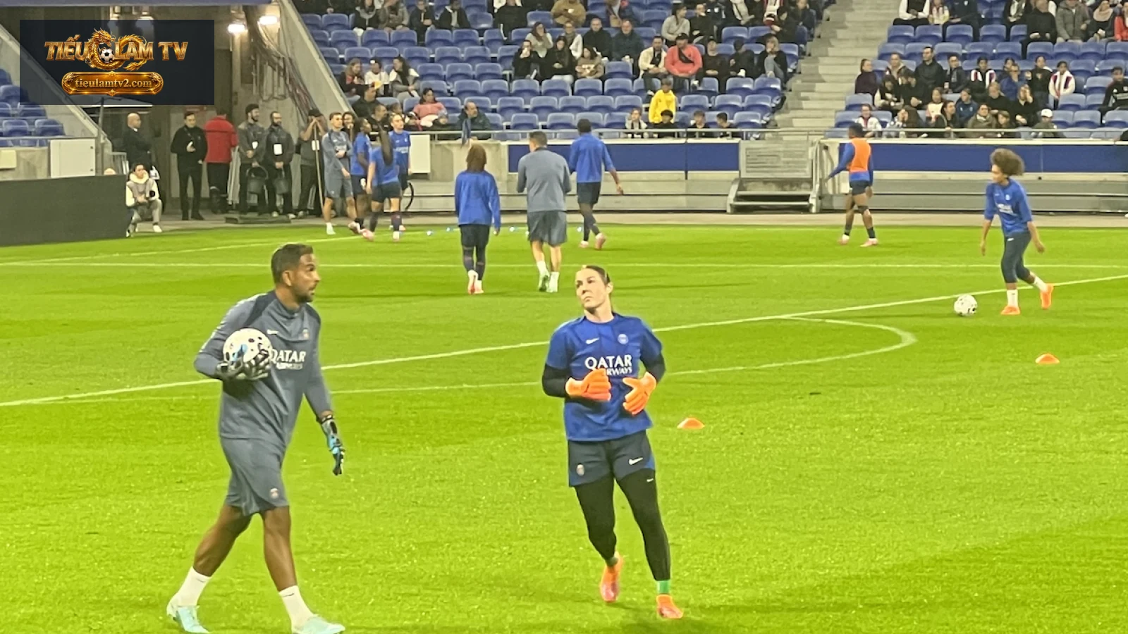 Mary Earps cùng các đồng đội PSG trong lúc khởi động