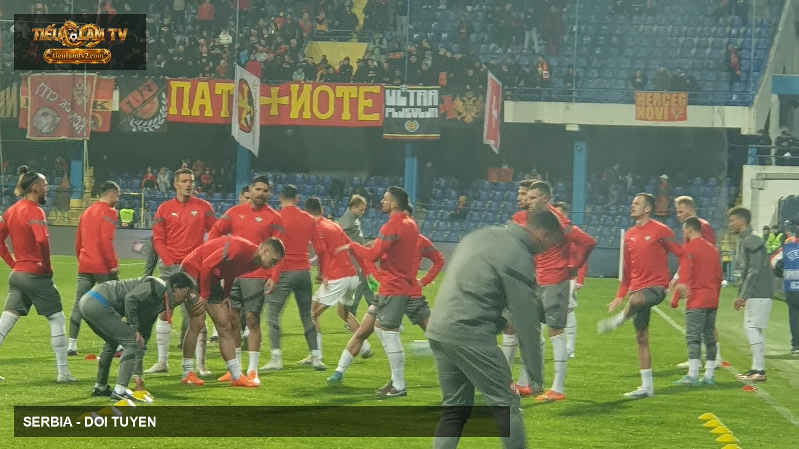 Cầu thủ Serbia khởi động trước trận gặp Montenegro năm 2023